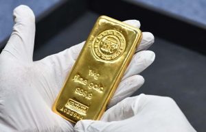 Emas Menguat Ditopang Dolar yang Lemah